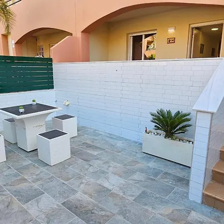 Paraiso De Playa: Beachfront With Pool Views Apartment